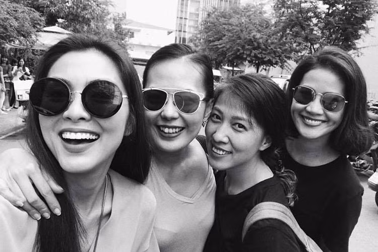 Tăng Thanh Hà cười rạng rỡ bên những bạn thân thiết nhất.