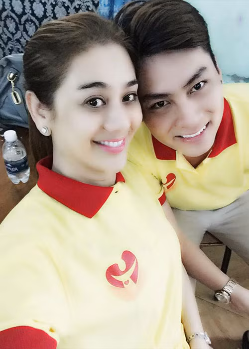 Trước khi đến với Phi Hùng, nữ ca sĩ từng cưới hụt bạn trai kém 11 tuổi tên Nguyễn Cường và một Việt kiều Mỹ tên Kenny Thắng.