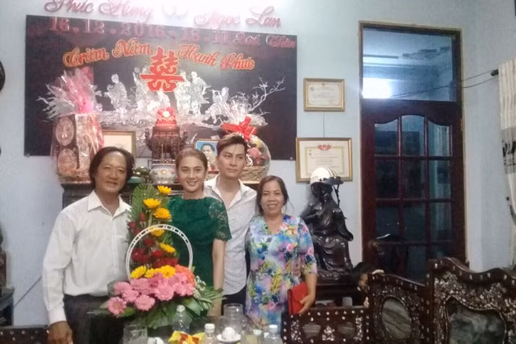 Lâm Khánh Chi chia sẻ thêm: “Ba mẹ chồng tôi hỏi ba mẹ tôi cần gì trong ngày hôn lể để ba mẹ chồng tôi chuẩn bị. Ba tôi trả lời tôi chỉ cần 1 cặp đèn để lên đèn cho con tôi được hạnh phúc là tôi vui rồi. Chỉ mong sao cho 2 đứa thật hạnh phúc là ba mẹ vui lòng”.