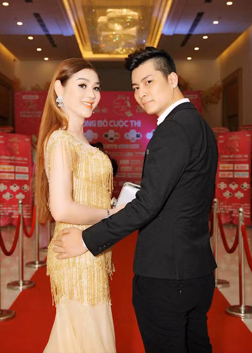 Nữ ca sĩ chuyển giới và chồng sắp cưới quen nhau qua sự giới thiệu của bạn bè. Cả hai quyết định tiến tới hôn nhân sau 1 năm hẹn hò.