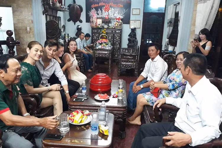 “Mọi thứ đã chính thức bắt đầu, cảm giác hồi hộp đang tăng cao, mọi thứ dồn nén đã được công bố, 1 niềm vui hạnh phúc ở lồng ngực, thời gian và cảm giác này chắc chắn sẽ in sâu trong kí ức”, Lâm Khánh Chi tâm sự.