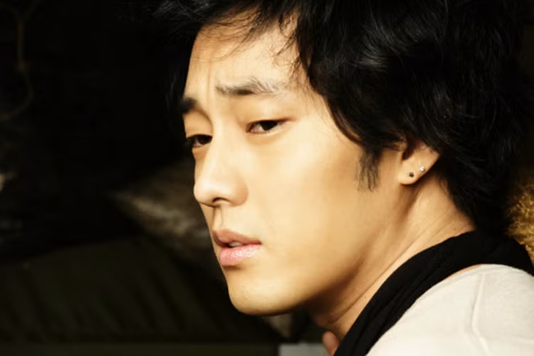 Năm 1995, So Ji Sub trở thành người mẫu cho một thương hiệu quần áo. Năm 1997, anh bắt đầu lấn sân đóng phim. Ảnh: Koreandrama