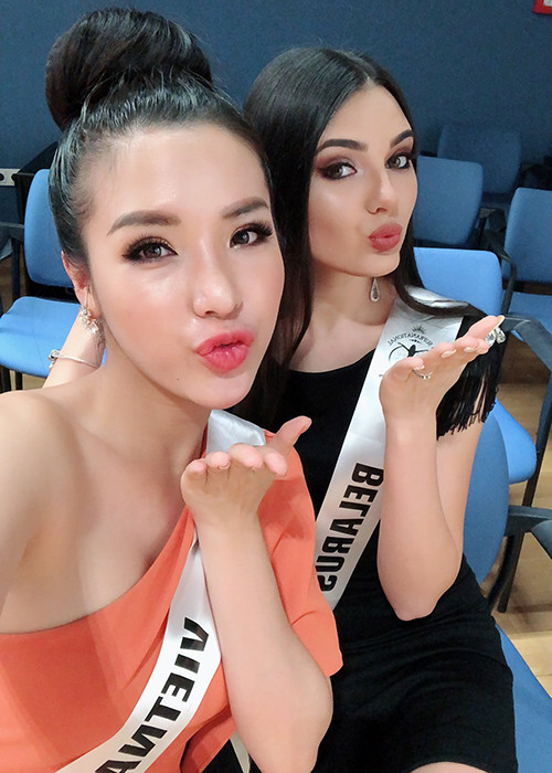 Từ Ba Lan, Khánh Phương thường xuyên cập nhật hình ảnh và thông tin của mình tại đấu trường nhan sắc quốc tế. Ảnh: FBNV