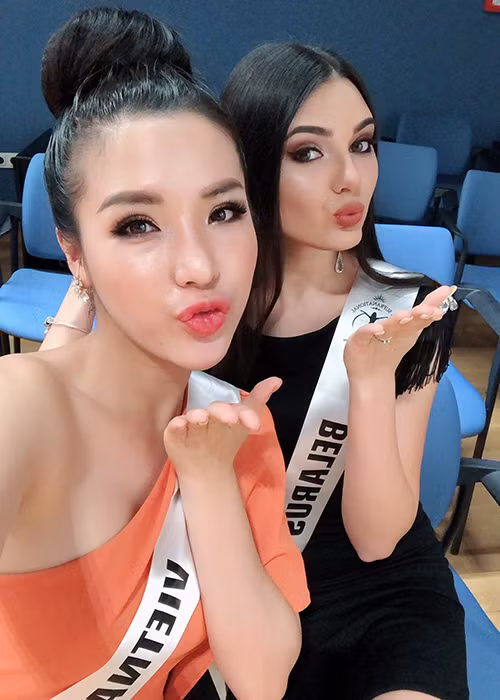 Từ Ba Lan, Khánh Phương thường xuyên cập nhật hình ảnh và thông tin của mình tại đấu trường nhan sắc quốc tế. Ảnh: FBNV