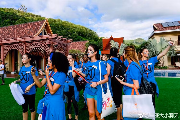 Trong phần thi này, hơn 100 thí sinh Hoa hậu Thế giới 2017 được chia thành ba đội gồm: xanh, đỏ và vàng.