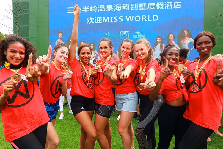 Về thứ 2 và 3 trong phần thi thể thao lần lượt là đại diện đảo Cook Alanna Smith, đại diện đảo British Virgin Helina Hewlett. Còn nhóm chiến thắng là đội đỏ.