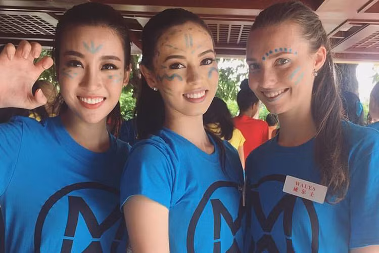 Từ Trung Quốc, Đỗ Mỹ Linh chia sẻ ngày 8/11, các thí sinh đã đến khu di tích lịch sử The House Of Folk Passing và học viết thư pháp ở trường Khổng Tử.