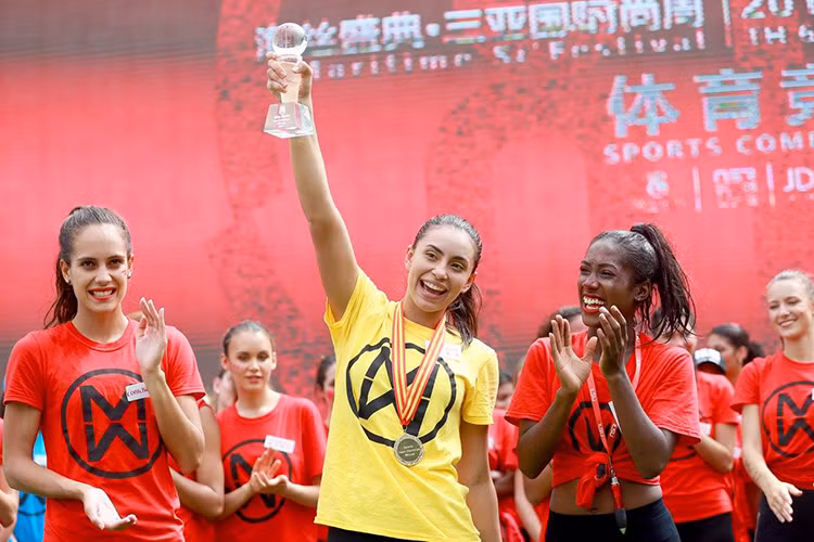 Aletxa Mueses - đại diện CH Dominica giành chiến thắng phần thi thể thao. Như vậy, cô sẽ lọt vào top 40 chung cuộc.