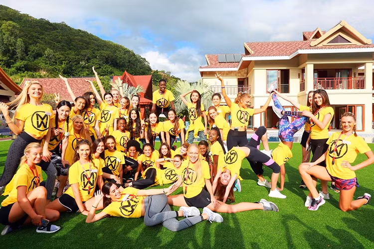 Các thí sinh thuộc đội vàng tỏ ra rất hào hứng trong phần thi thể thao diễn ra vào chiều ngày 9/11.