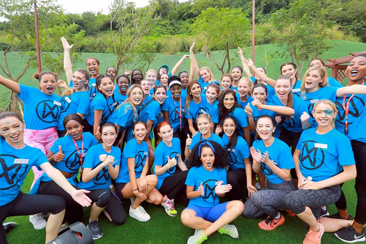 Hình ảnh Đỗ Mỹ Linh tươi rói bên các thành viên đội xanh ở phần thi thể thao.