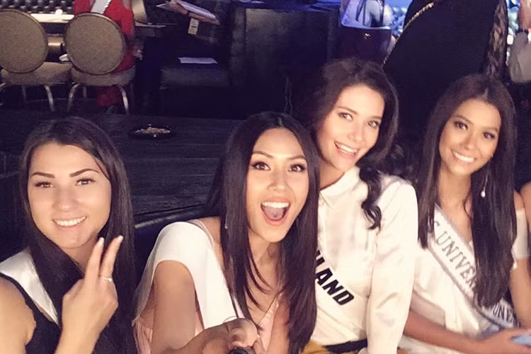 Đại diện Việt Nam ghi lại những khoảnh khắc bên đại diện Na Uy, Indonesia, Thái Lan. Ảnh: FBNV