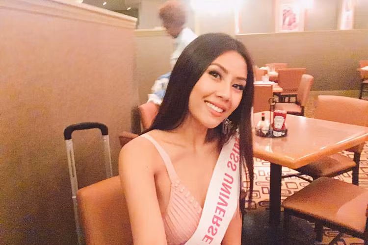 Giữa tâm bão bị dân mạng Philippines ném đá, Nguyễn Thị Loan vẫn giữ tinh thần vui vẻ tham gia các hoạt động của cuộc thi Hoa hậu Hoàn vũ Thế giới 2017. Ảnh: FBNV