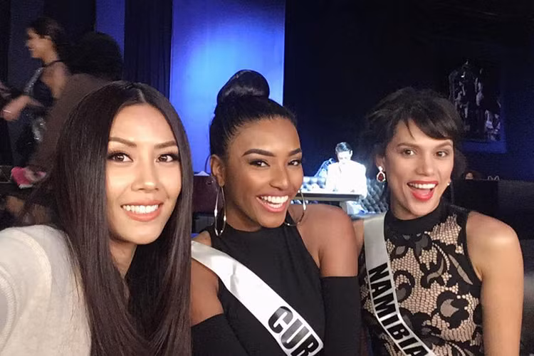 Nguyễn Thị Loan cùng hơn 90 thí sinh của cuộc thi Hoa hậu Hoàn vũ Thế giới 2017 vừa quay hình phỏng vấn và chụp ảnh hoàn thiện thông tin. Ảnh: FBNV