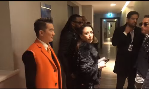 Tham do MTV EMA gap su co, Dam Vinh Hung bi “lua” vao san khau-Hinh-2