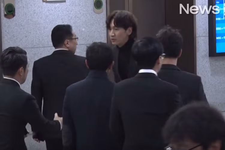 Lee Kwang Soo vội vã tới viếng. Ảnh: Newscube
