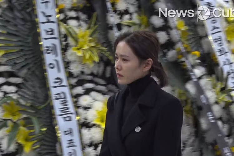 Đến viếng tài tử Kim Joo Hyuk, Son Ye Jin khóc đỏ mắt. Ảnh: Newscube