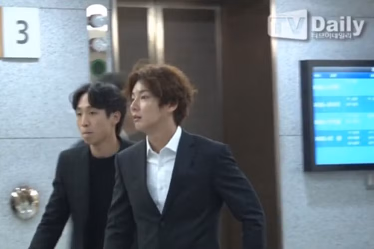 Yoon Shi Yoon vội vã đến viếng tài tử Kim Joo Hyuk. Ảnh: TVdaily
