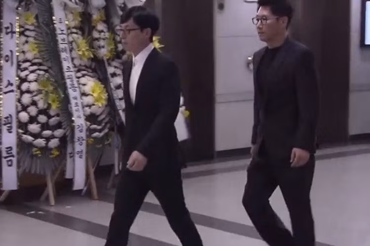 Yoo Jae Suk và Suk Jin cũng xuất hiện tại đám tang nam diễn viên "Reply 1988". Ảnh: Newscube