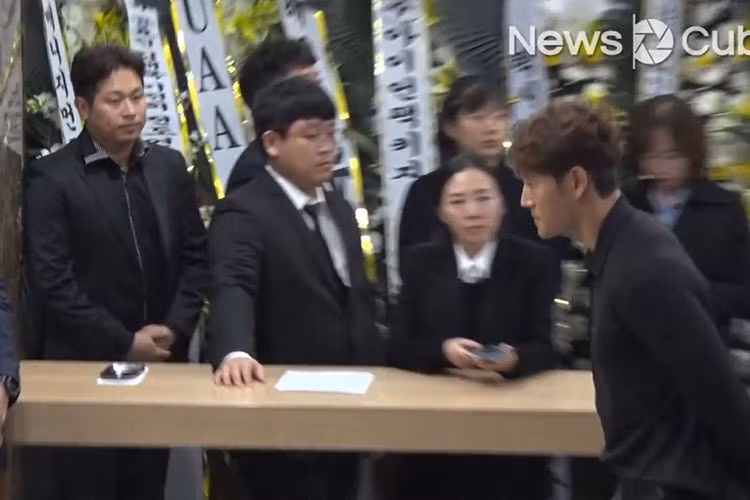 Kim Jong Kook đến tiễn đưa Kim Joo Hyuk. Ảnh: Newscube