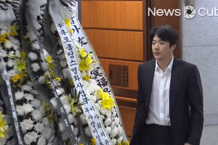 Kwon Sang Woo không giấu được sự đau buồn khi xuất hiện tại đám tang của sao "Reply 1988". Ảnh: Newscube