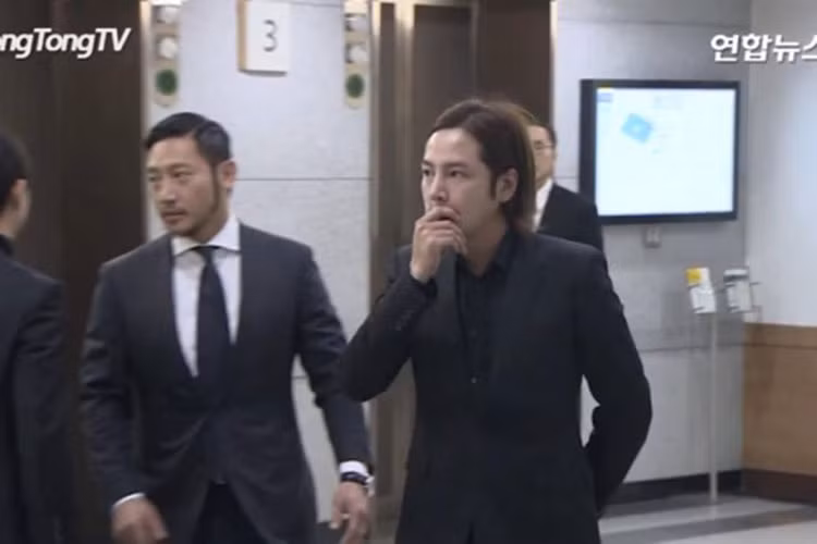 Jang Geun Suk vẫn bàng hoàng trước sự ra đi đột ngột của đàn anh đáng kính sau tai nạn ô tô nghiêm trọng. Ảnh: Tongtongtv