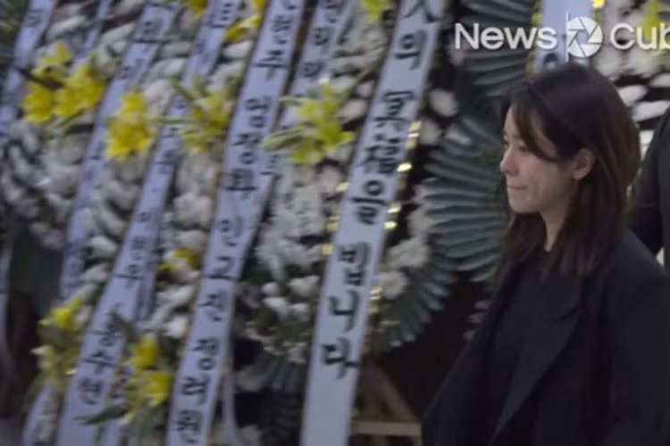 Han Ji Min đau xót đến viếng Kim Joo Hyuk. Ảnh: Newscube