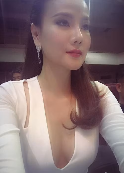 Tháng 10/2015, sau cuộc hôn nhân thứ 2 tan vỡ, Dương Yến Ngọc trở lại với diện mạo mới và công khai dao kéo. Ảnh: Sức khỏe cộng đồng