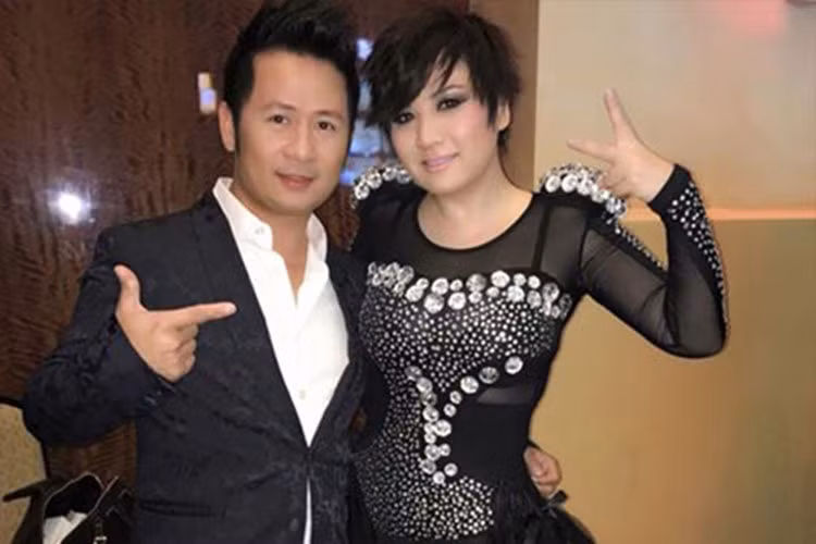 Năm 2012, để thể hiện tình cảm với Trizzie Phương Trinh, Bằng Kiều đã tặng nhẫn kim cương ngay trong liveshow của để kỷ niệm 10 năm kết hôn. Tuy nhiên, sau vài tháng, cả hai bất ngờ ly hôn. Hiện tại, Bằng Kiều và vợ cũ vẫn giữ mối quan hệt tốt đẹp. Ảnh: FBNV