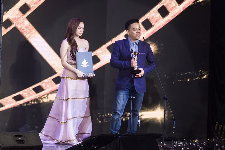 “Em chưa 18” của đạo diễn Lê Thanh Sơn đã vượt qua 16 phim khác để được xướng tên tại LHP Việt Nam lần thứ 20.