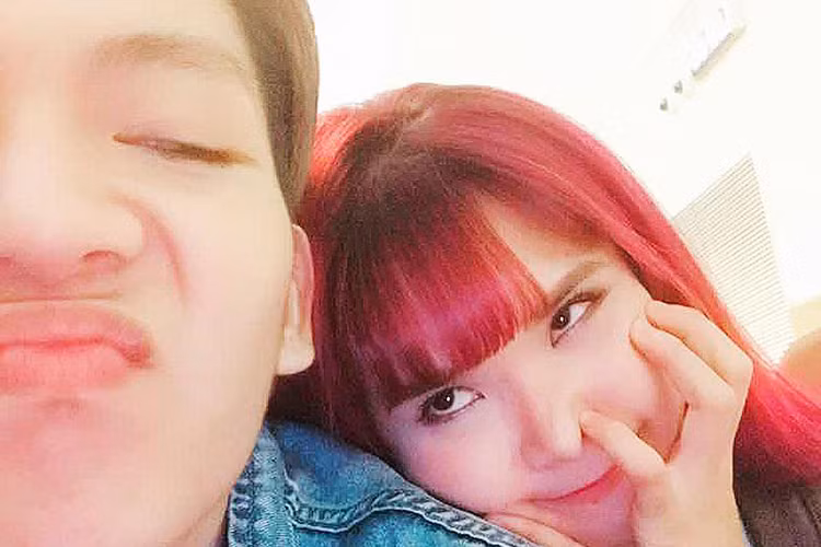 Đại Nhân cũng hé lộ các khách mời đám cưới của Khởi My mặc trang phục theo tông màu trắng.