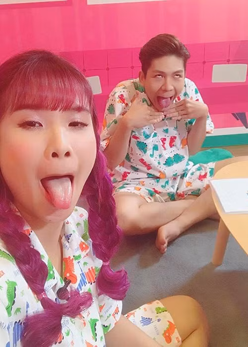 Đôi uyên ương bắt đầu yêu nhau từ sau MV “Gửi cho anh 2” cuối năm 2013 và chính Kelvin Khánh là người chủ động.