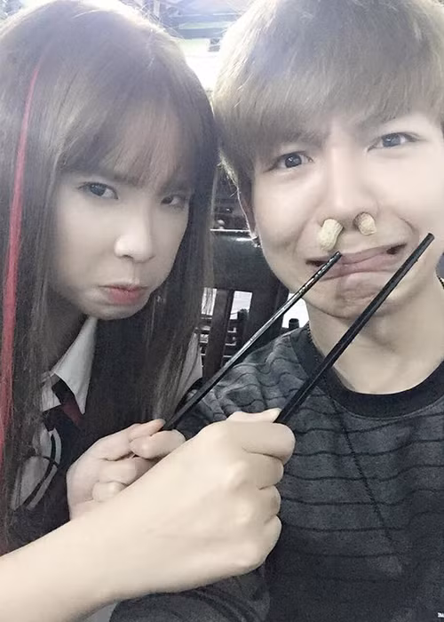 Sau lễ đính hôn vào tháng 4/2017, Khởi My - Kelvin Khánh thông báo tổ chức đám cưới vào ngày 24/11. Tuy nhiên, cặp đôi bí mật tổ chức hôn lễ vào sáng nay, ngày 23/11.