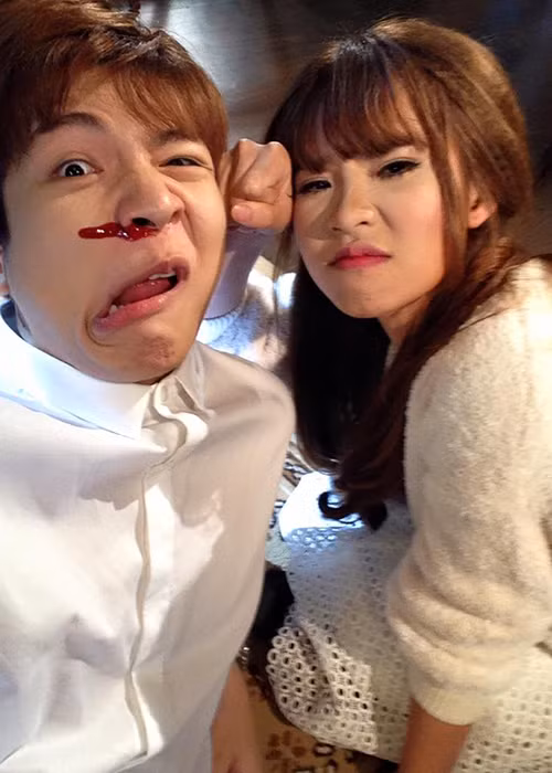 Khởi My từng thừa nhận cô yêu Kelvin Khánh vì độ “biến thái”. “Mỗi lần My nhìn Khánh là My chỉ muốn trêu trọc và muốn đấm thôi”, nữ ca sĩ chia sẻ.