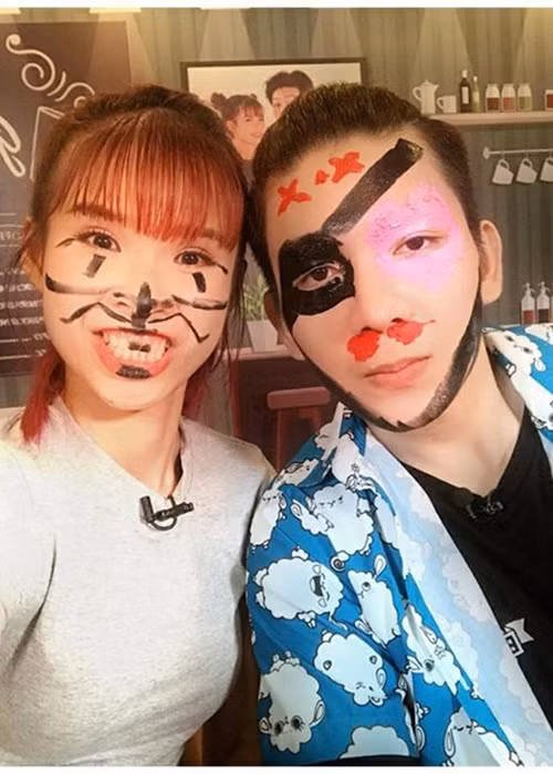 Khởi My sinh năm 1990, hơn Kelvin Khánh đến 4 tuổi. Cả hai có điểm chung là rất "lầy".