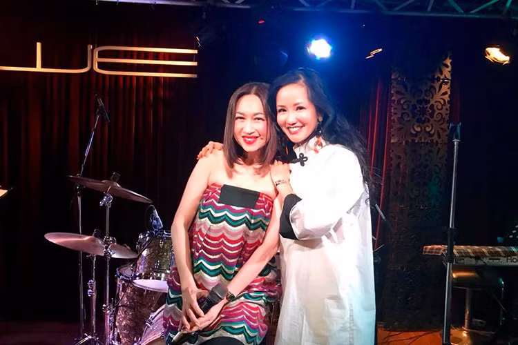 Hồng Nhung cảm ơn Ý Lan nhường tập trước để kịp về đi họp phụ huynh cho các con.