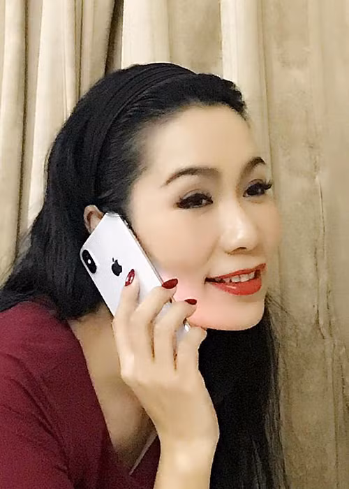 Ông xã Trịnh Kim Chi rất tâm lý khi tặng vợ chiếc iPhone mẫu mới nhất là một trong những tin tức sao Việt trong ngày 8/11.