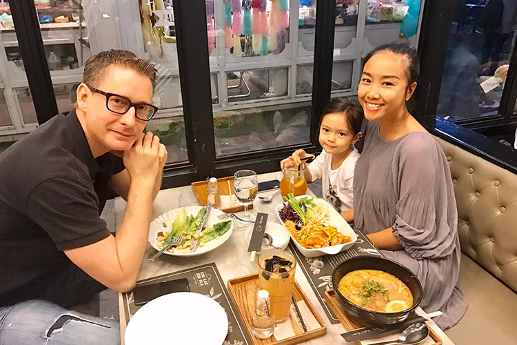 Vợ chồng Đoan Trang đưa con gái đi khám phá ẩm thực của Thái Lan.