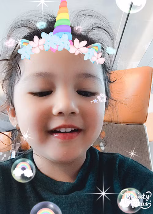 Bé Na - con gái của Jennifer Phạm và doanh nhân Đức Hải thích thú dùng điện thoại của mẹ để chụp ảnh.