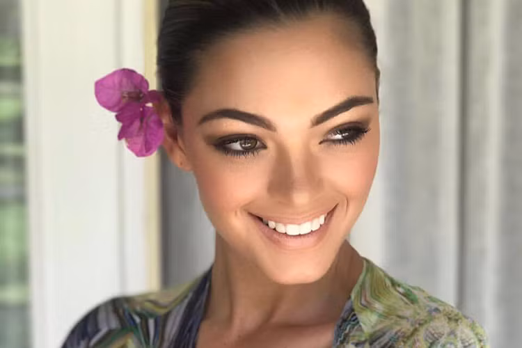 Ở phần ứng xử cuối cùng, top 3 gồm Demi-Leigh, đại diện Colombia và Jamaica cùng trả lời câu hỏi: “Phẩm chất mà bạn thấy tự hào nhất về bản thân mình? Và nếu trở thành Hoa hậu Hoàn vũ Thế giới, bạn sẽ sử dụng phẩm chất đó như thế nào?”. Ảnh: FBNV