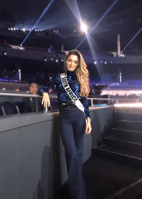 Tân Hoa hậu Hoàn vũ Thế giới 2017 từng vướng ồn ào cách đây một tháng khi tham gia một hoạt động từ thiện ở thành phố Johannesburg. Ảnh: FBNV