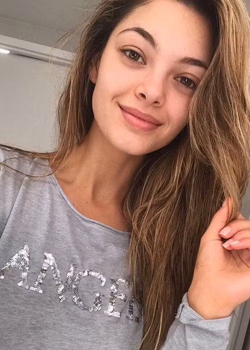 Trong chuyến từ thiện, Demi-Leigh đeo găng tay ăn trưa và chơi đùa cùng những trẻ em mồ côi nhiễm HIV. Sau đó, người đẹp 9x bị cư dân mạng chỉ trích. Ảnh: FBNV