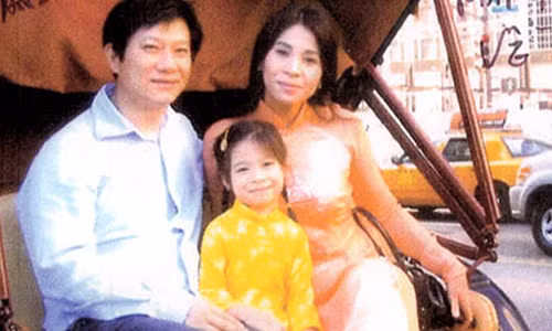 Hình ảnh hạnh phúc của Lý Hương bên con gái và chồng cũ trước khi xảy ra biến cố tù tội và bị tước quyền nuôi con.