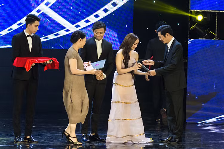 Bộ phim “Em chưa 18” còn thắng lớn khi nữ chính của phim - Kaity Nguyễn giành giải Nữ diễn viên chính xuất sắc nhất.