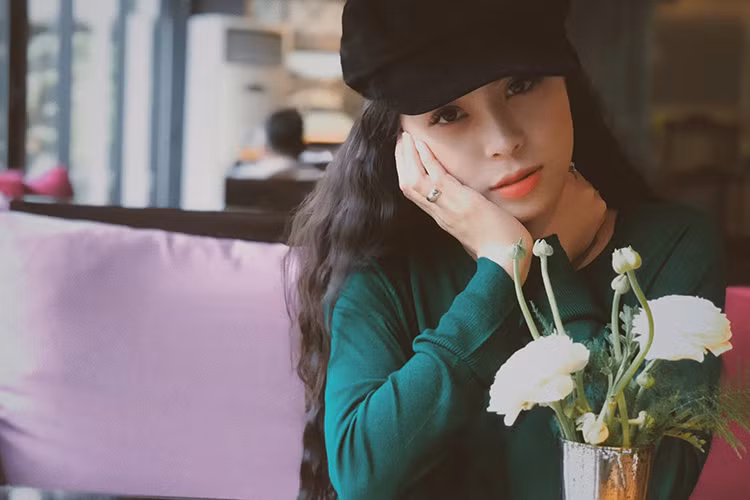 Sau 1 tháng sinh con trai đầu lòng, ca nương Kiều Anh được khen đẹp hơn thời còn son rỗi.