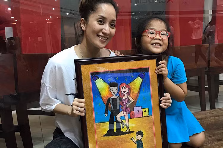 Khánh Thi khoe bức tranh mà cô học trò 5 tuổi của cô vẽ tặng.