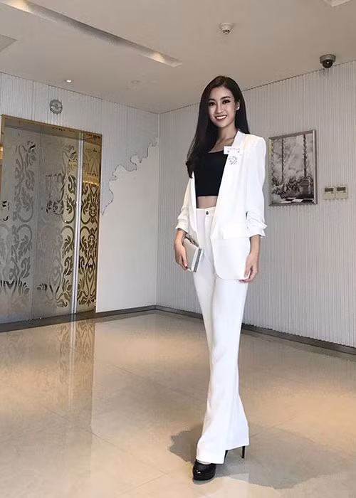 Đỗ Mỹ Linh cùng hơn 100 thí sinh khác có mặt tại Trung Quốc từ ngày 19/10 để tham gia cuộc thi Hoa hậu Thế giới 2017.