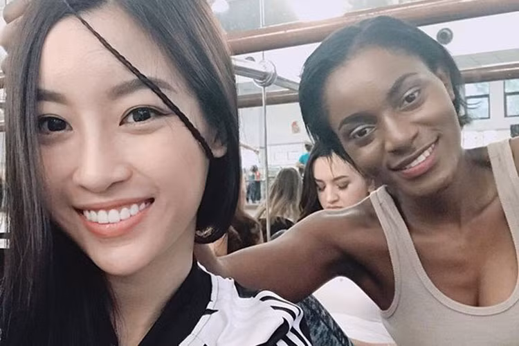 Đại diện Việt Nam vui vẻ đăng tải hình ảnh mái tóc được tết bím bên một người đẹp đến từ châu Phi.