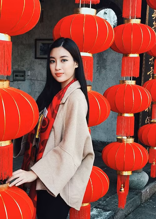 Từ Trung Quốc, Đỗ Mỹ Linh thường xuyên cập hình ảnh và thông tin của mình tại cuộc thi qua trang cá nhân.