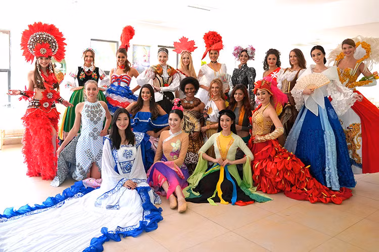 Đỗ Mỹ Linh nổi bật dàn người đẹp ở phần thi trình diễn điệu nhảy dân tộc. Ảnh: Missosology