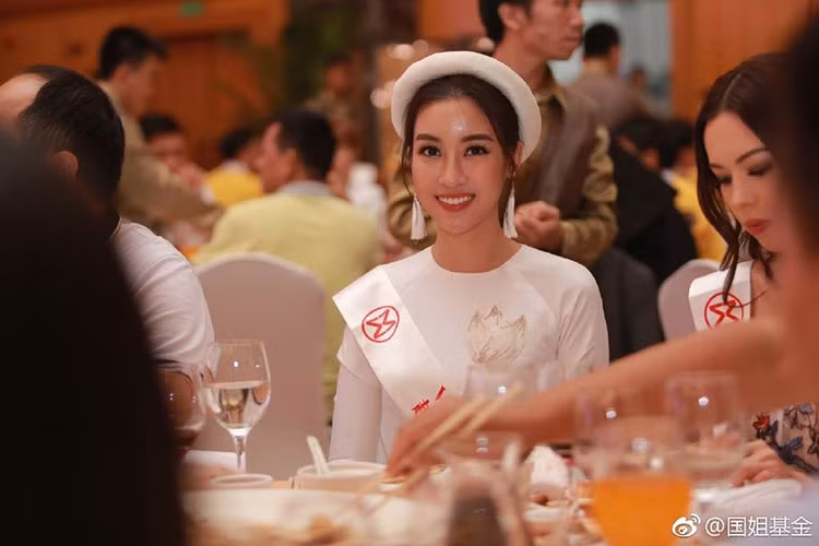 Đại diện Việt Nam chọn trang phục áo dài truyền thống trong một sự kiện từ thiện tại cuộc thi. Ảnh: BTC